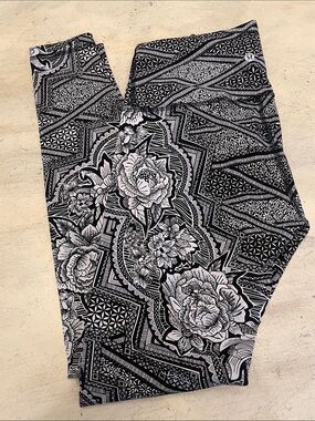 lululemon athletica Black & White Paisley Geometric Leggings